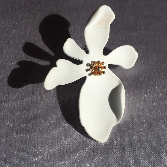 NWOT Beautiful White&Gold Flower Earrings *Spring* - Picture 2 of 4